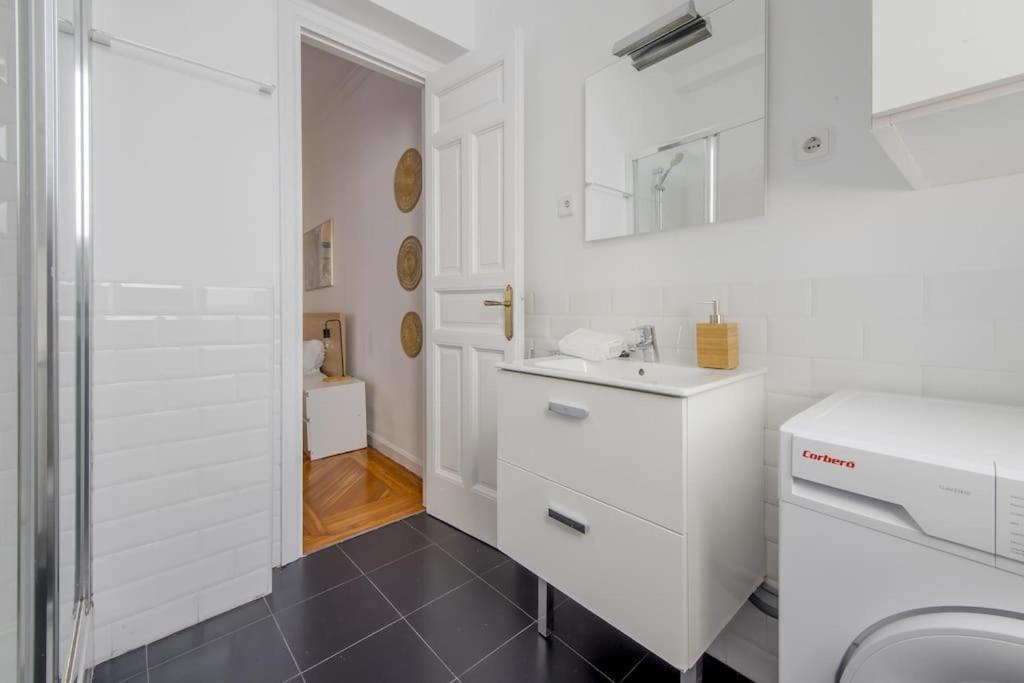 Petite E Chic Loft Para 3 En El Corazon De Madrid Exterior photo